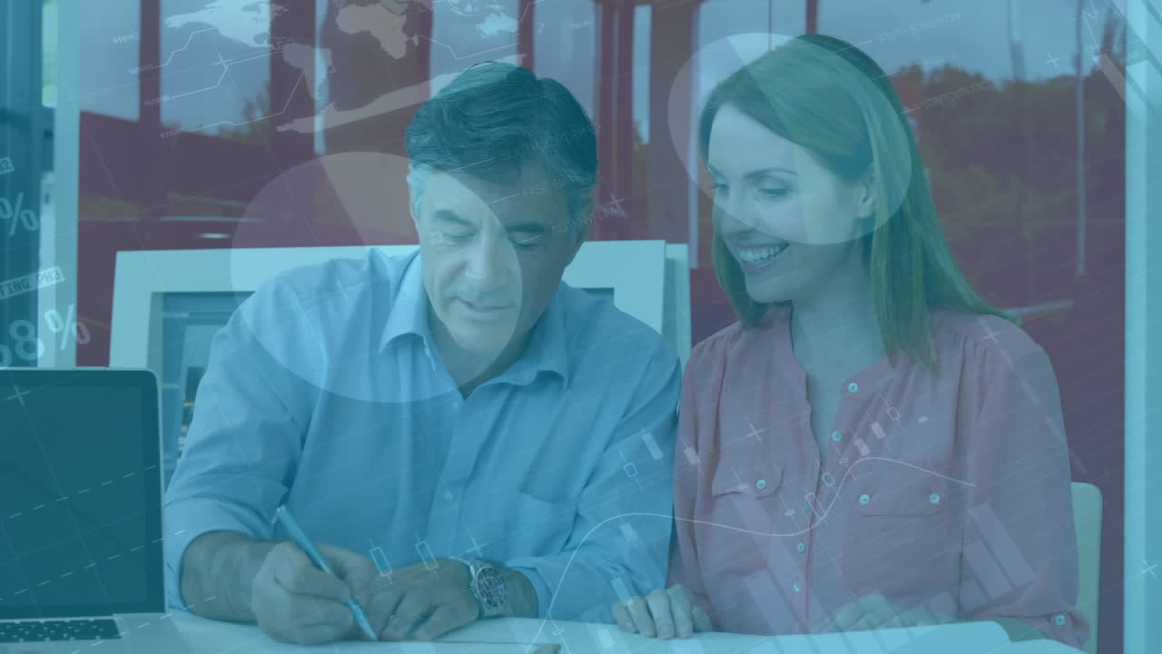 animación de estadísticas con procesamiento de datos sobre una pareja caucásica escribiendo en un archivo de papeles