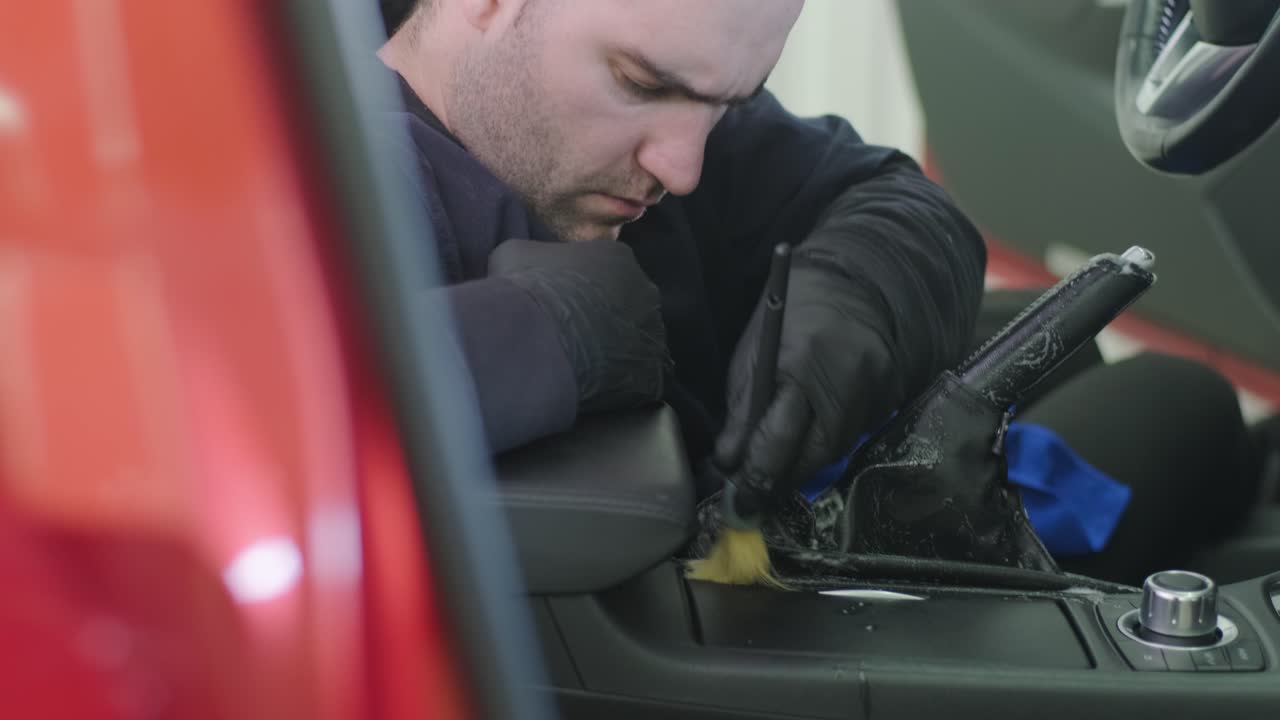 limpieza profesional de automóviles. lavado de sars. detalles interiores. limpieza en seco y detalles del interior de un automóvil. limpeza profunda de asientos. limpeza de espuma en el lavado de automóviles; limpieza del panel del automóvil del polvo. una aspiradora