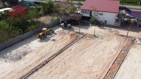 Drone-Disparó-Tractor-Cavando-Tierra-Para-Proyecto-De-Apartamento