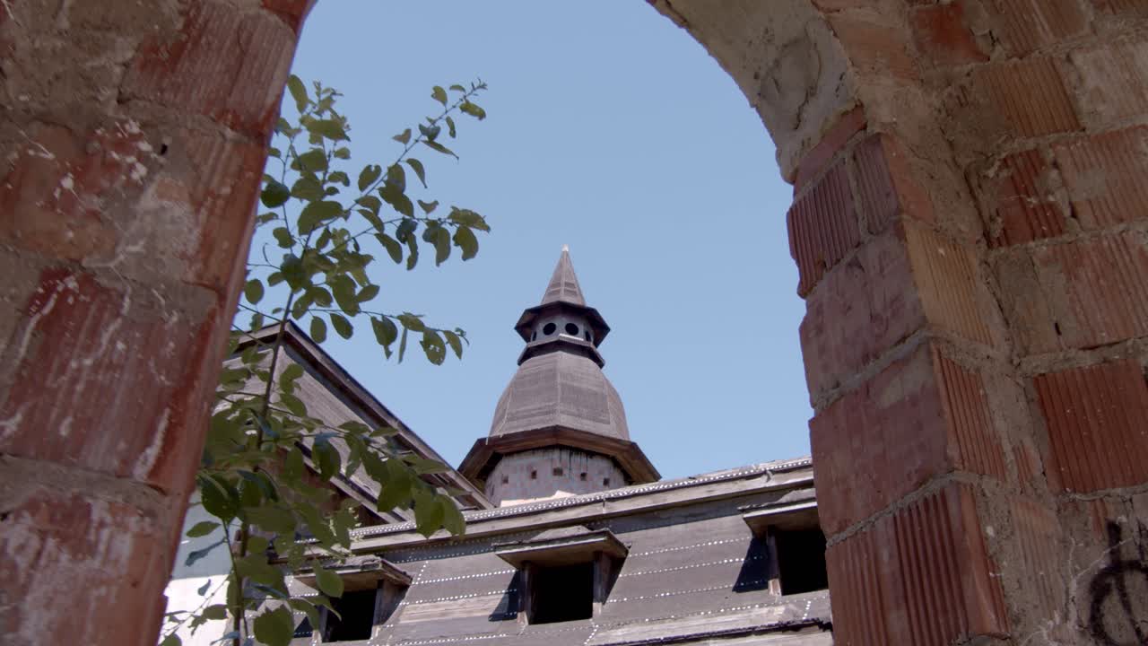 그래피티와 장엄한 탑이 있는 버려진 성 내부, 핸드헬드 모션 뷰