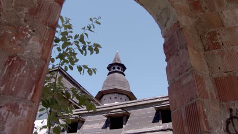 Verlassenes-Schlossinneres-Mit-Graffiti-Und-Majestätischem-Turm,-Handheld-Bewegungsansicht