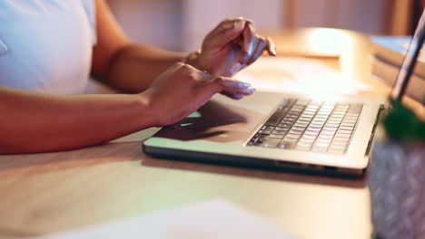 computadora portátil, negocios y manos de mujer mecanografiando trabajando
