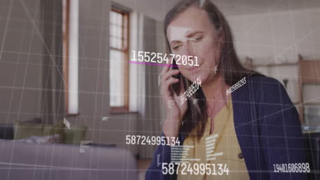 animación de números y procesamiento de datos sobre mujer caucásica usando teléfono inteligente.