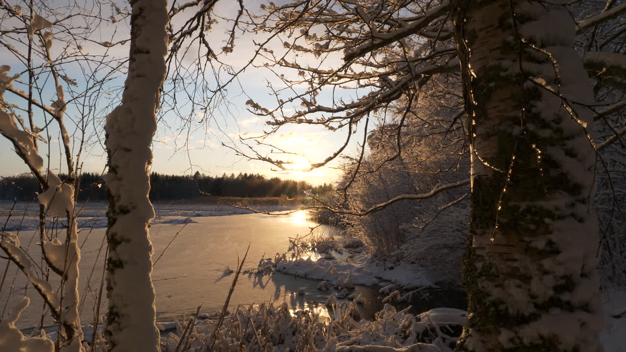 Pôr do sol dourado em paisagem invernal congelada