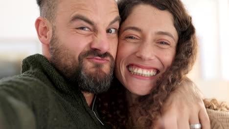 selfie de pareja feliz, beso en la cara divertido juntos