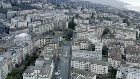 antena de drones del hermoso centro de la ciudad suiza de lausana ubicado en el lago de ginebra en suiza durante el invierno, europa