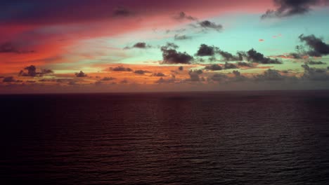toma aérea de un impresionante amanecer dorado rosa y naranja con el vasto océano debajo en una cálida mañana de verano en el norte de brasil cerca de joao pessoa