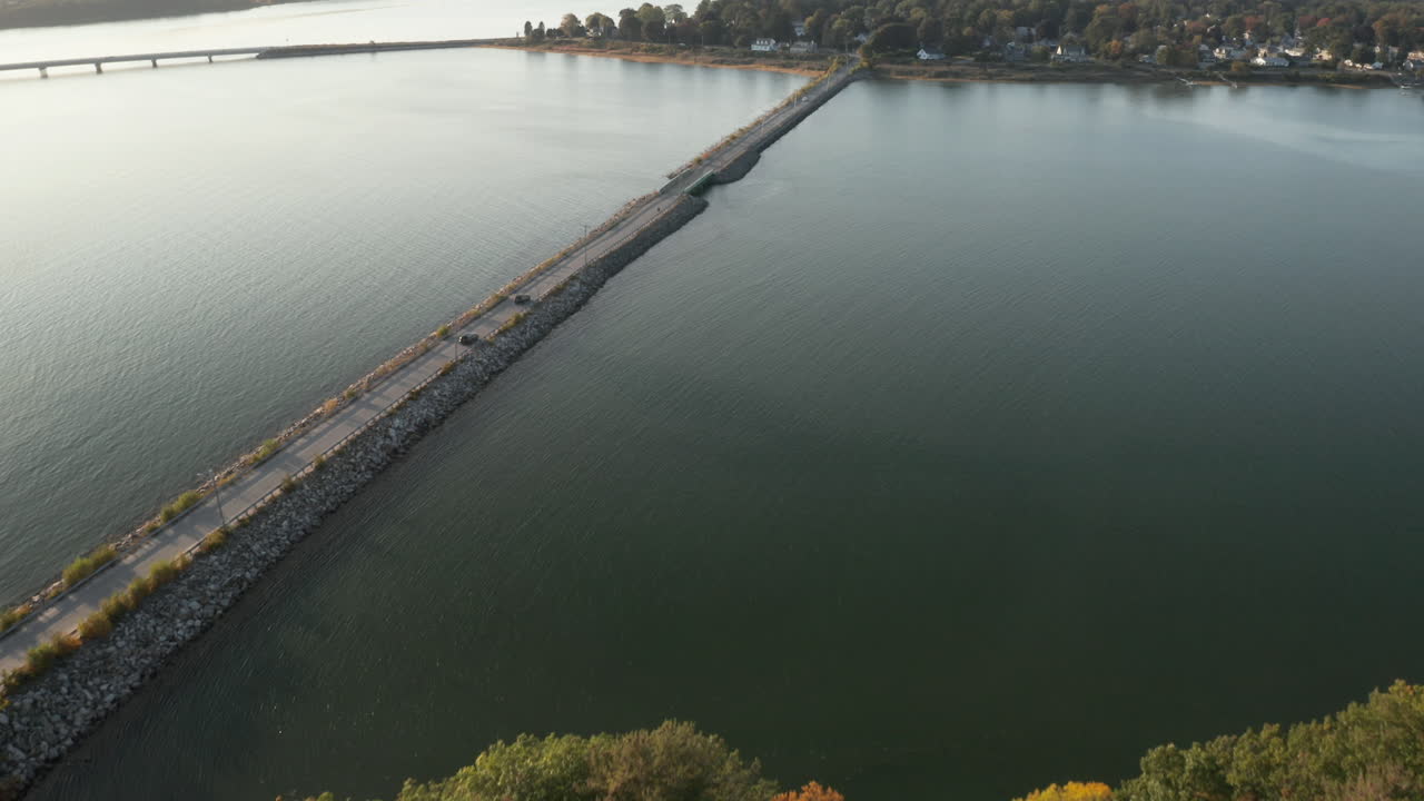 맥워스 섬 둑길 위의 공중 고공 비행 드론 공개 영상