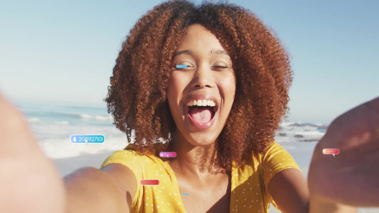 Creatrice di contenuti donna che manda un bacio alla telecamera, con icone dei social media che le circondano il viso, coinvolgendo i follower.