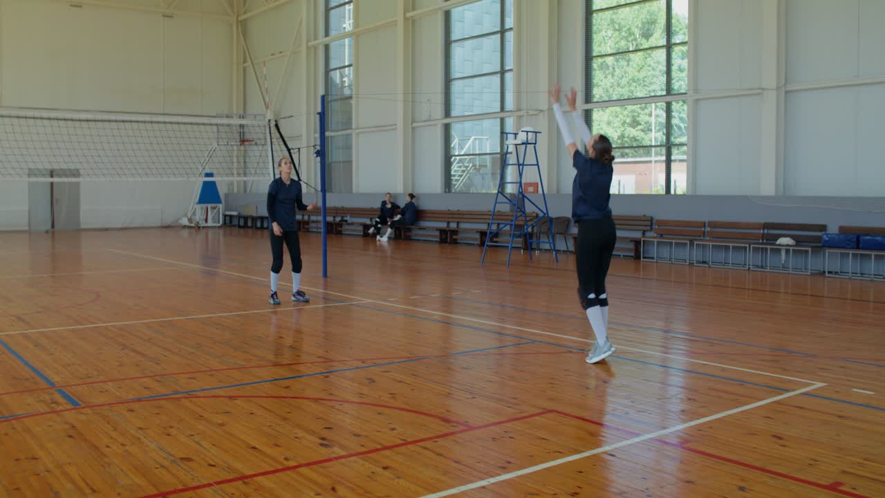 Volleyballkamp i indendørs træningscenter