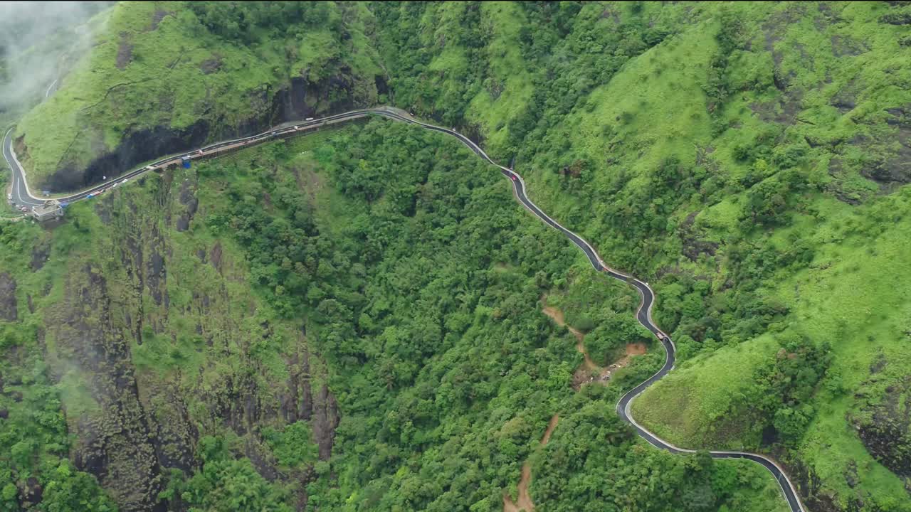 vagamon es una estación de colina en kerala, india camino en el bosque de niebla en un día de lluvia en primavera