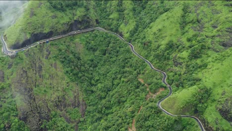 Vagamon-Ist-Eine-Bergstation-In-Kerala,-Indien.-Straße-Im-Nebligen-Wald-An-Regnerischen-Frühlingstagen