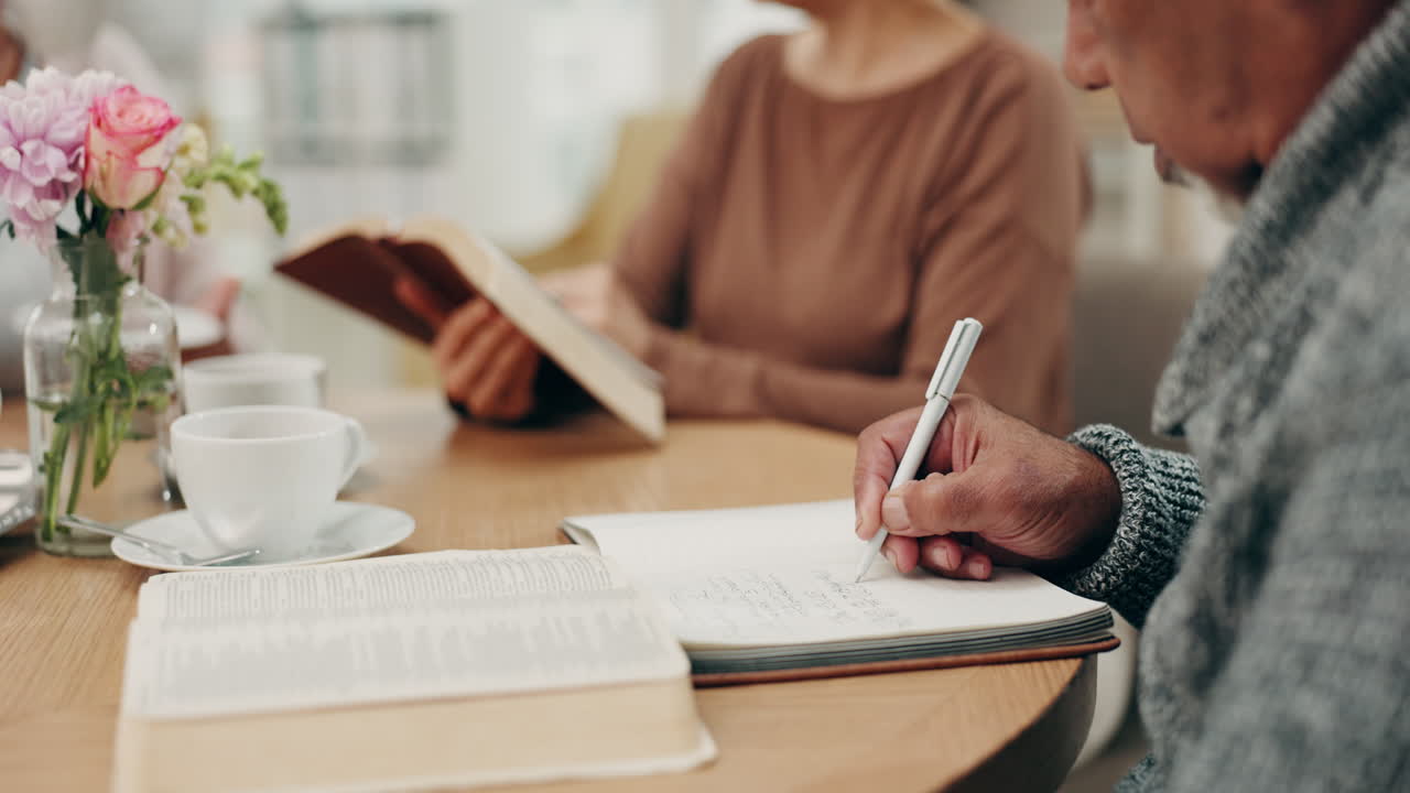 hombre mayor, mujeres y la biblia en el hogar por la fe