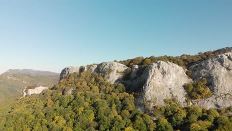 toma panorámica aérea alrededor de los acantilados de alta montaña-2