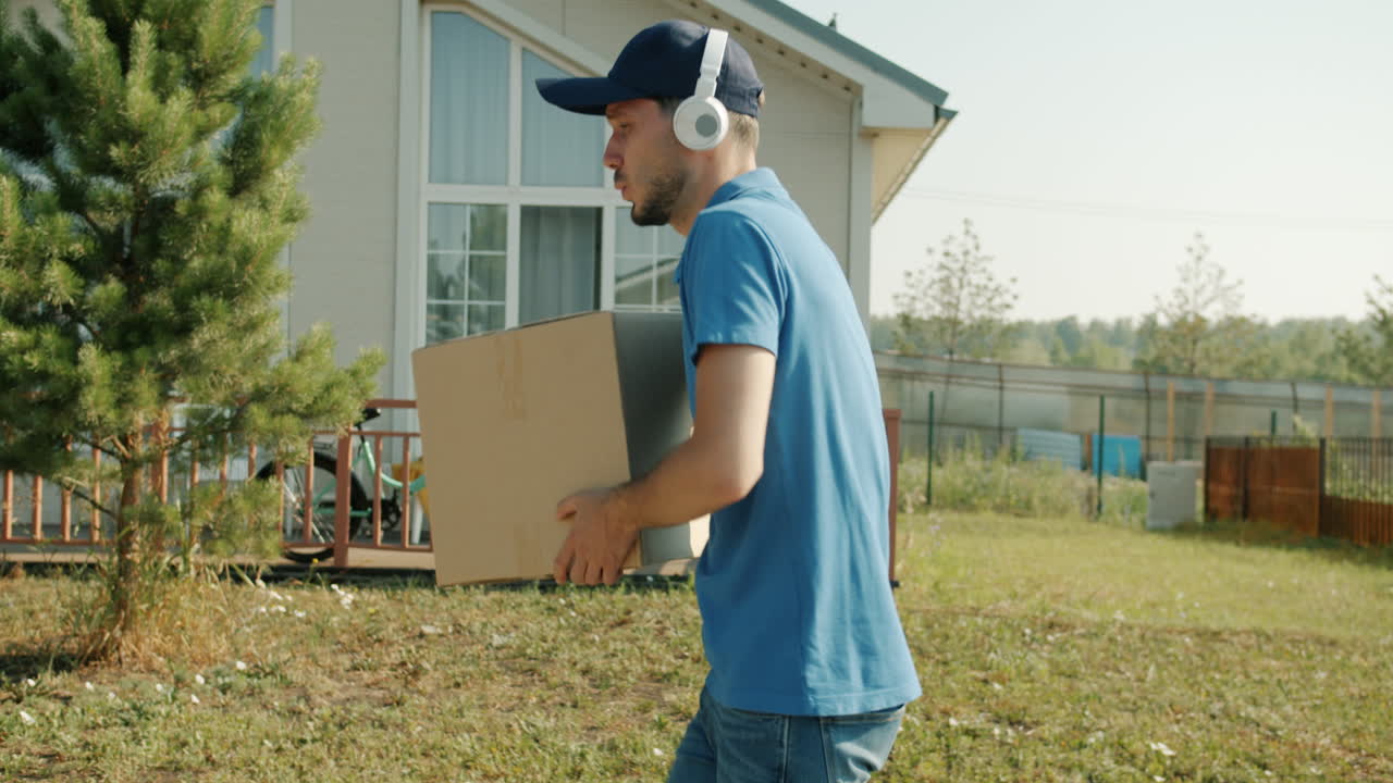 persona de entrega con el paquete