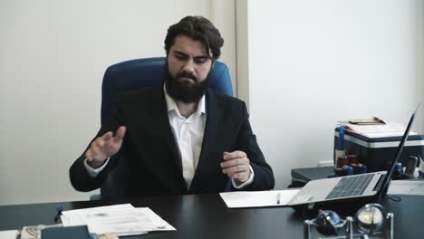 hombre de negocios revisando documentos en la oficina
