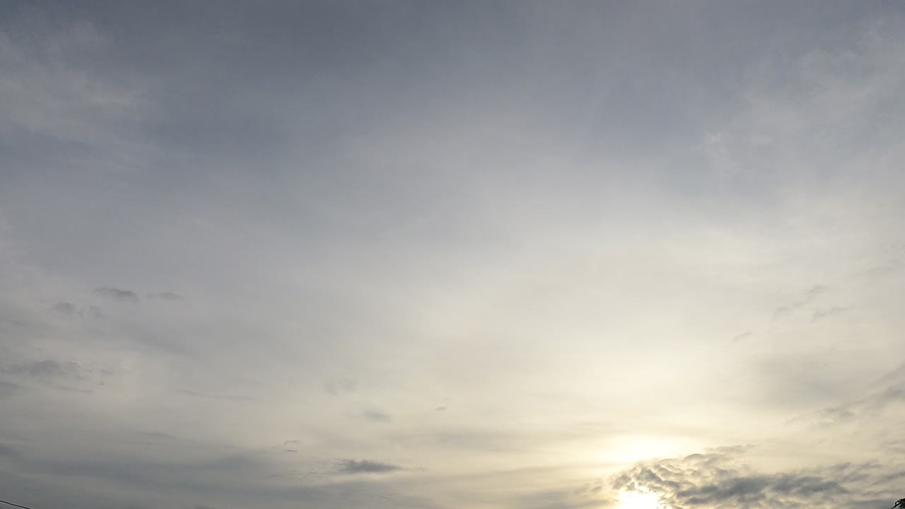 밝은 빛 광선은 극적인 황금 회색 구름을 통해 빛납니다.