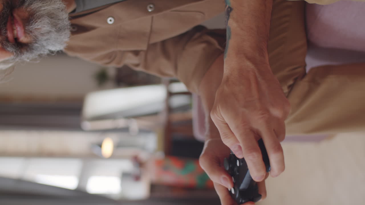 primer plano de un hombre usando un gamepad y jugando a un juego de consola