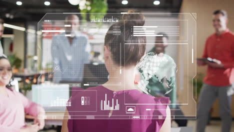 animación del procesamiento de datos sobre diversos colegas que se reúnen en la oficina
