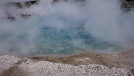 cráter del géiser excelsior en cámara lenta de yellowstone