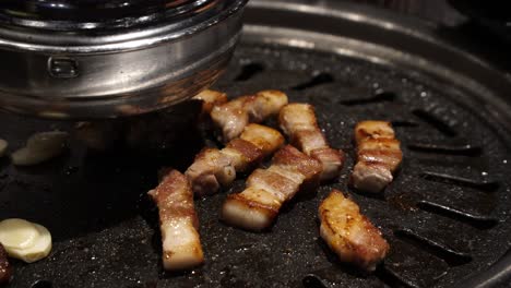 Grillen-Von-Schweinebauch-Auf-Einem-Koreanischen-Tischgrill-In-Einem-Traditionellen-Samgyeopsal-restaurant---Nahaufnahme