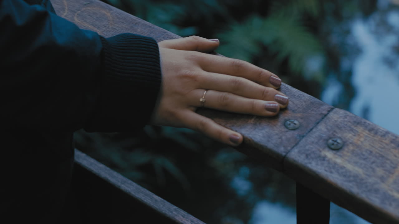 manos cerradas mujer de pie en un puente de madera en el bosque disfrutando de la naturaleza explorando el aire libre natural