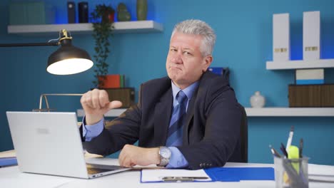 hombre de negocios asintiendo negativamente y negativamente a la cámara.