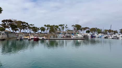 Los-Barcos-Se-Sientan-En-El-Puerto-De-Dana-Point-En-El-Sur-De-California