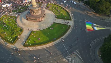 Regenbogenfahne,-Perfekte-Luftaufnahme-Von-Oben,-CSD-Prideparade-2023,-Stadt-Berlin,-Deutschland,-Sommerabend,-Siegessäule