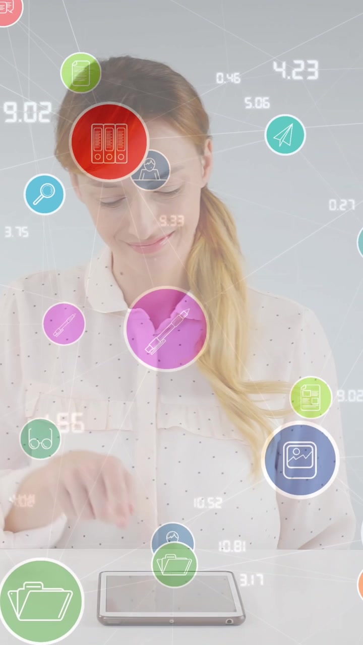 Animace sítě propojení s ikonami nad podnikatelkou používající tablet.