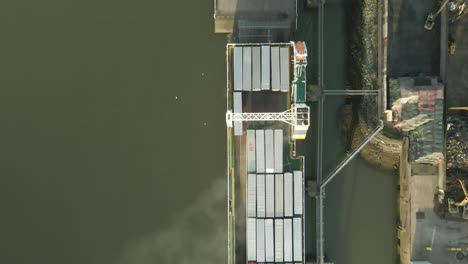 Vista-Aérea-De-Remolques-No-Acompañados-En-El-Muelle-Del-Ferry-De-Carga-Rodada-En-El-Puerto-De-Omeath-En-Louth,-Irlanda