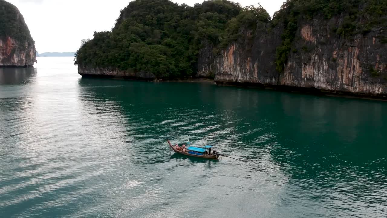 태국 섬 주변을 항해하는 롱테일 보트의 무인 영상