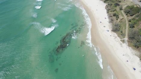 Olas-Salpicando-En-La-Orilla-De-Arena-Blanca-En-La-Playa-Del-Cilindro-En-Qld,-Australia