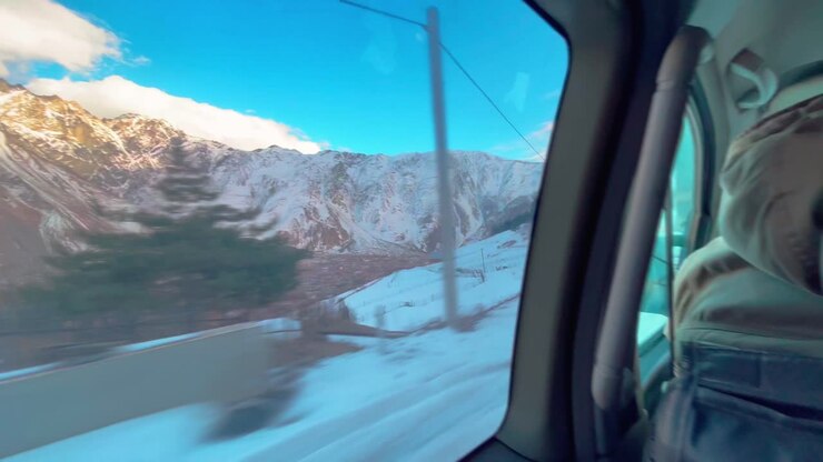 Vista dall'interno dell'auto verso le cime delle montagne