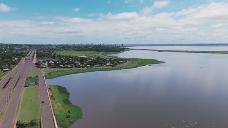 Ein-Blick-Auf-Die-Brücke-über-Den-Fluss-Zaiman-Und-Die-Stadt-Posadas,-Argentinien