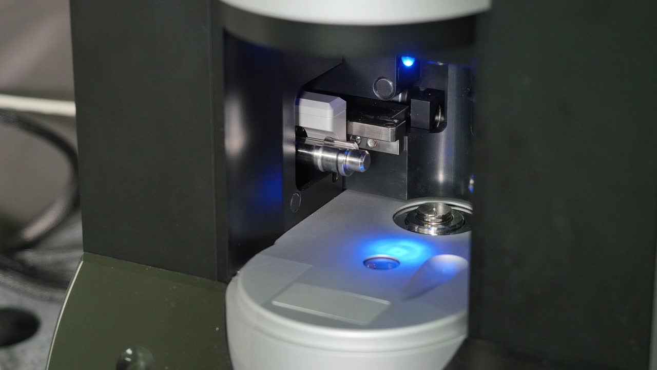 機械を操作する人