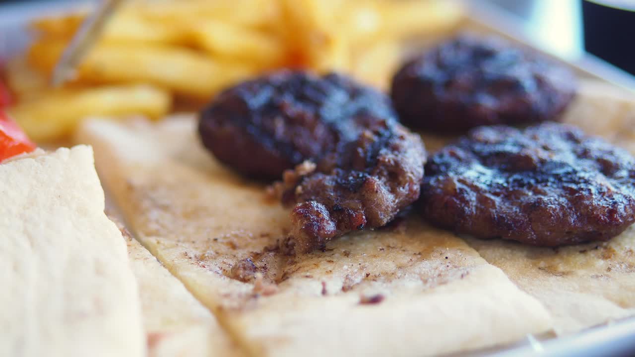 Pide ve Patates Kızartması ile Köftelerin Yakın Çekimi