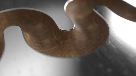 close-up de uma bola de metal brilhante em um labirinto metálico
