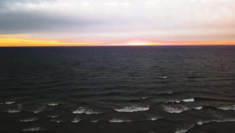 Lago-Michigan-A-Principios-De-Invierno-Cuando-Una-Tormenta-Se-Avecina-Detrás-De-La-Cubierta-De-Nubes