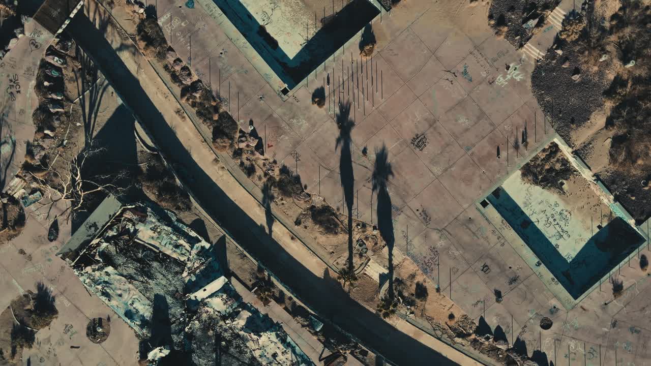 캘리포니아 모하베 사막의 더러운 빈 수영장의 스파일링 항공 영상