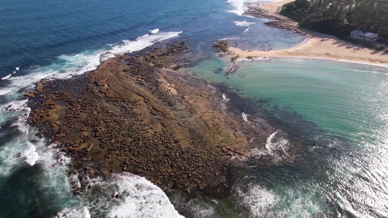 Toowoon Point di giorno a Toowoon Bay, NSW, Australia - Ripresa aerea