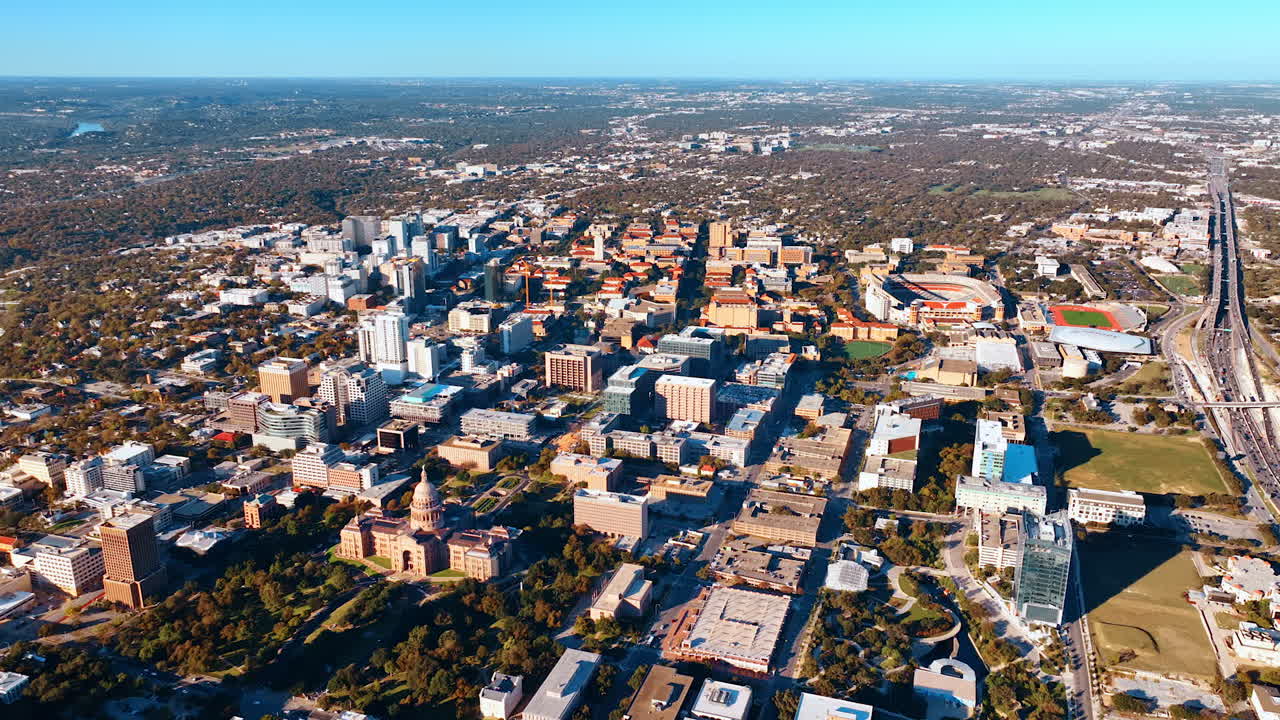 Austin, EUA, 21 de novembro de 2025: Vista panorâmica do Capitólio Estadual do Texas e da Universidade do Texas. Perspectiva aérea do edifício do Capitólio Estadual do Texas e da malha urbana circundante que leva à universidade.