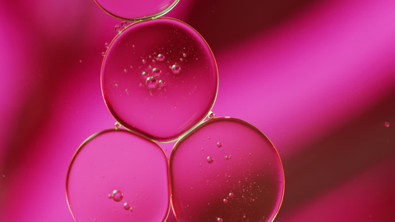 Animazione di bolle che si muovono su sfondo rosa con spazio per il testo