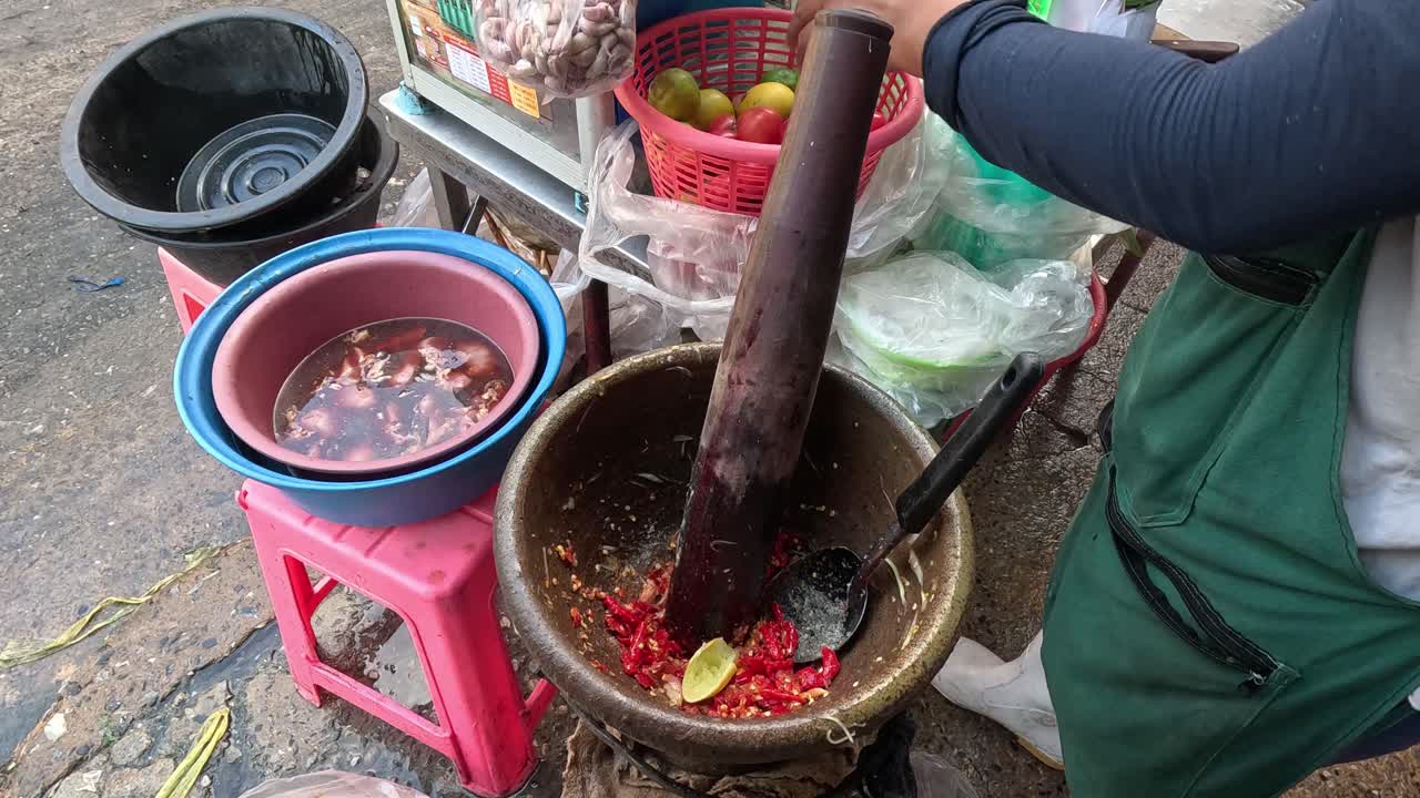 모터 와 피스텔 을 사용 하여 음식 을 만드는 사람