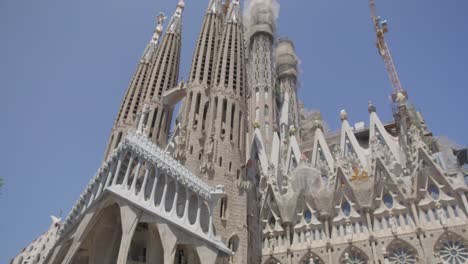 Vista-Lenta-Del-Cielo-De-Izquierda-A-Derecha,-La-Famosa-Catedral-De-La-Sagrada-Familia-En-Barcelona-España-Temprano-En-La-Mañana-En-6k