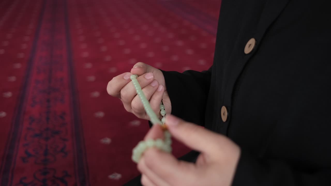 소녀들의 손에 달린 구슬을 세는