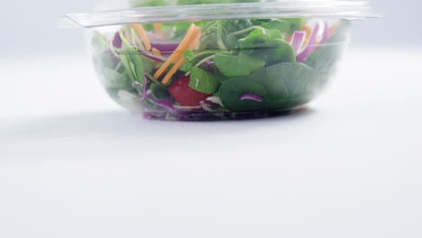 verduras frescas en envases de plástico