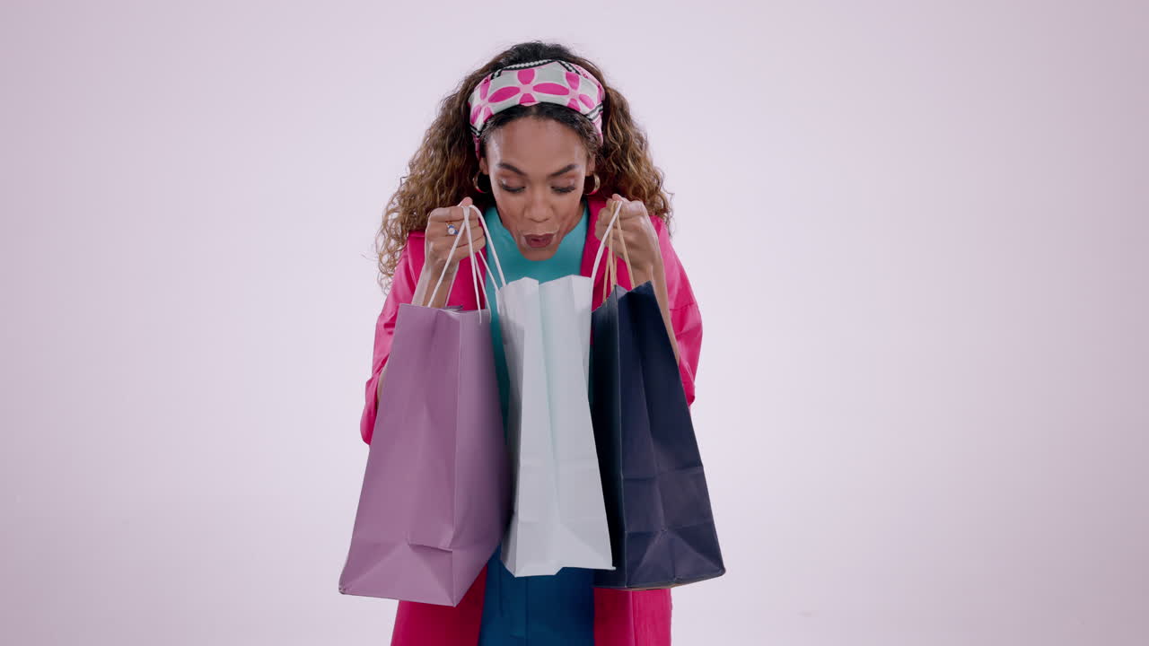 mujer feliz, bolsas de compras y sorpresa en venta