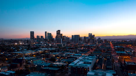 hiperlapso aéreo de denver, colorado al atardecer con autos que viajan a casa en las calles iluminadas