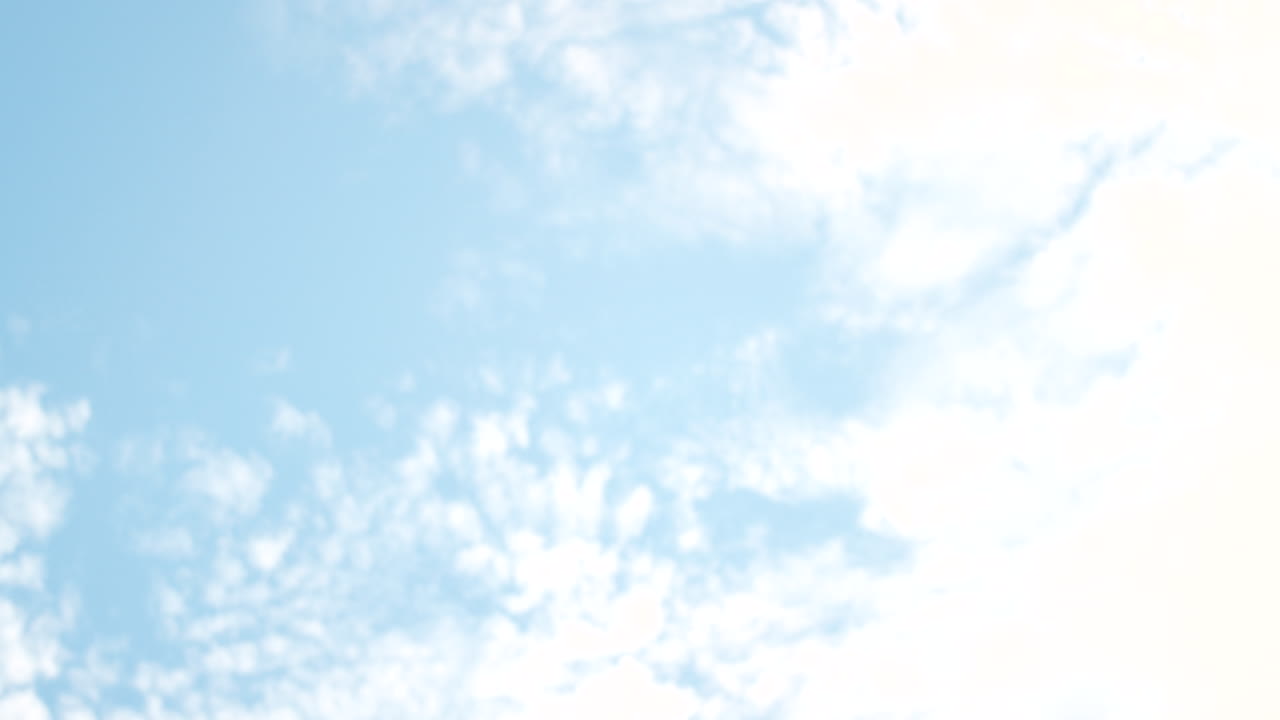 vista baja de un atleta en forma corriendo mientras se entrena